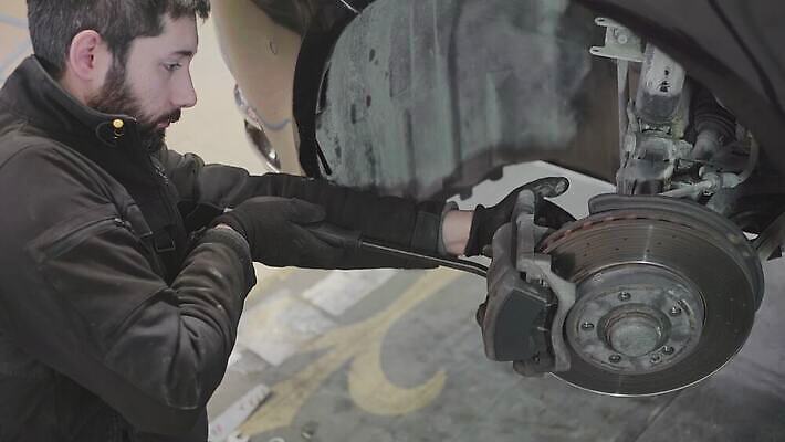 직업 무기 스포츠 자동차 새로움 한명 안전 빛 금속 공연 바퀴 원형 변화 가장자리 수리 정지 은색 브레이크 서비스 타이어 볼트 시스템 잭 점검 유지 패드 교체 단절 자동 제어 철강 캘리퍼스 4K MOV 해외동영상 클립영상 도형 1 육상교통 컬러 컨셉 모션 재질 사람 이벤트 공구 둘레 동영상 파일형식