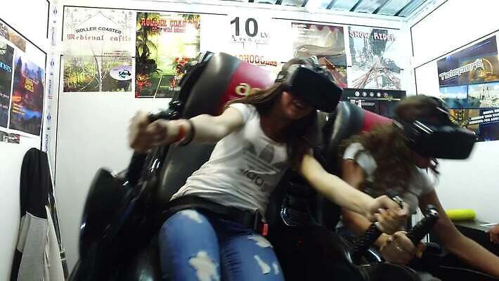 라이프스타일 응시 산업 안경 어린이 컨셉 2 미래 고글 기술 미소 웃음 사람 두명 3D 디지털 헤드폰 놀람 게임 균열 승차 무서움 사이버 비전 동영상 혁명 비명 소프트웨어 가상 가상현실 현실 4K MP4 해외동영상 클립영상 시선 잡화 감정 음향기기 모션 놀이 표정 생활 디지털합성 파일형식