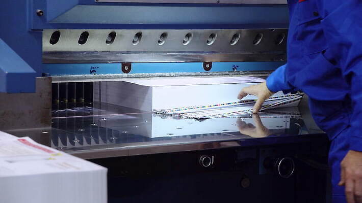 디자인 산업 종이 컬러 비즈니스 공장 교통시설 모션 노동자 주택 흑백 사람없음 상점 디지털 기계 장비 벨트 도구 업무 판넬 작업실 신문 제조 잡지 인쇄 종업원 상업 페이지 언론 공학 방법 조종장치 출판 컨베어밸트 4K MOV 해외동영상 클립영상 직업 잡화 교육 교통 공업 촬영기법 건물 간행물 작업 뉴스 시설 동영상 파일형식