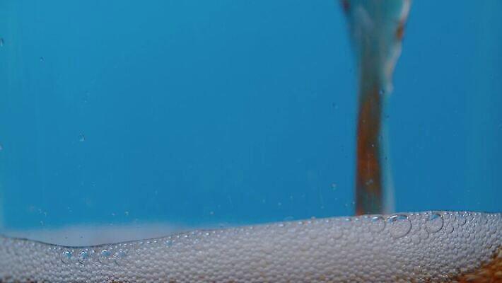 음료 유리 사람없음 빛 얼음 거품 흐름 에너지 추위 신선 액체 붓기 닫기 달콤 맛 떨어짐 갈증 설탕 레모네이드 상쾌 파란배경 콜라 가스 소다 이산화탄소 카페인 해로움 스플래쉬 4K MP4 해외동영상 클립영상 자연요소 감정 백그라운드 컨셉 모션 재질 파란색 탄산음료 동영상 에이드 파일형식