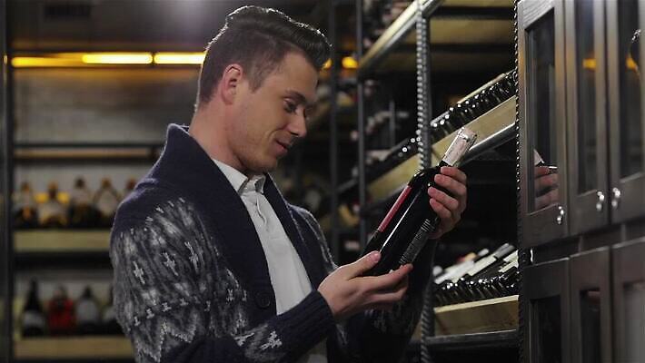 직업 응시 남자 음료 음식 와인잔 선반 갈색머리 주류 한명 미소 사람 성인 목재 빨간색 바구니 상점 와인 알코올 기록 고급 우아함 구매 고객 서비스 옷입기 예복 양조 양조장 MP4 해외동영상 클립영상 나무 1 헤어스타일 시선 옷 컬러 가구 컨셉 술잔 재료 모션 표정 쇼핑 동영상 파일형식