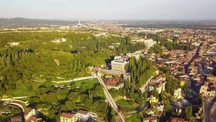유럽 문화 벽 여행 건축양식 지붕 주택 안테나 파노라마 풍경 사람없음 건물 물 여름 강 도시풍경 성당 교회 탑 이탈리아 골동품 바위 도시 센터 중세 역사 옥상 타운 드론 랜드마크 로마인 베로나 보호구역 옛날 4K MOV 해외동영상 클립영상 자연요소 건축물 계절 건축 나라 통신 종교건축 촬영기법 인종 돌_바위 동영상 구역 파일형식