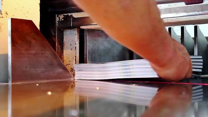 손 산업 종이 비즈니스 공장 모션 탁자 열쇠 노동자 기술 그래픽 가로 모니터 기계 장비 터치 과학기술 공구 램프 작업 판넬 칼 제조 인쇄 자르기 철 상업 날카로움 언론 기어 운영자 조종장치 철강 출판 커터 각인 HD MOV 해외동영상 클립영상 직업 가구 공업 조명 신체부위 컴퓨터 도구 동영상 파일형식