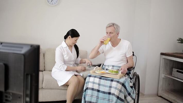 가사 주택 두명 식사 앞치마 간호사 도움 메시지 질병 장애인 간호 휠체어 청소부 간병인 도우미 돌봄 지원 동정 MP4 해외동영상 클립영상 직업 컨셉 의학 모션 사람 건물 의료진 동영상 장애 파일형식