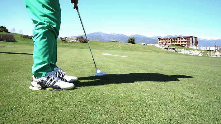 1 라이프스타일 남자 스포츠 골프 공 자연 놀이 웃음 사람 취미 사람없음 야외 초록색 운동 맑음 게임 구멍 골퍼 고급 강의 철 클럽 슛 그만 타격 퍼터 플레이어 놓기 4K MOV 해외동영상 클립영상 컬러 컨셉 모션 날씨 운동선수 표정 건강 생활 구기 생태계 동영상 파일형식