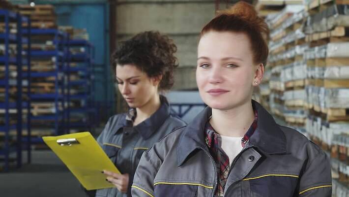 직업 산업 유니폼 회사 비즈니스 통신 공장 성공 노동자 함께함 미소 두명 화물 작업 작업실 기술자 엔지니어 제조 주식 종업원 창고 동료 긍정 수납 경영 조작 공급 4K MOV 해외동영상 클립영상 옷 컨셉 공업 관계 표정 사람 금융 운송업 동영상 파일형식