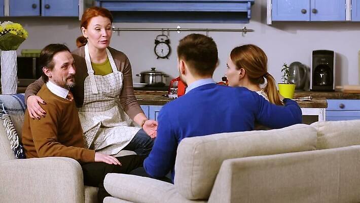 라이프스타일 커플 옷 행복 얼굴 가족 관계 엄마 아파트 함께함 실내 따뜻함 미소 웃음 여러명 성인 내부 모임 아빠 플랫 흔들림 방문 약혼 세대 MP4 해외동영상 클립영상 감정 다수 결혼 컨셉 모션 주택 표정 사람 생활 신체부위 약속 동영상 파일형식