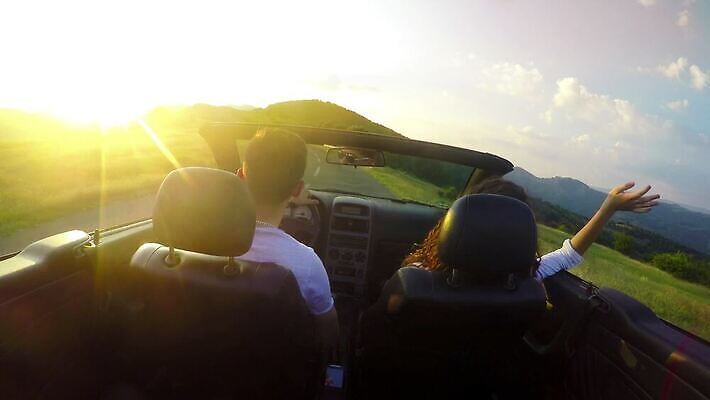 라이프스타일 커플 여자 행복 도로 여행 모션 자동차 휴가 갈색머리 미소 사람 사람없음 야외 여름 친구 햇빛 태양 파티 일몰 기쁨 꿈 운전 운전사 고급 오픈카 히스패닉 자동 4K MP4 해외동영상 클립영상 자연요소 직업 헤어스타일 계절 감정 길 육상교통 컨셉 관계 교통시설 승용차 표정 이벤트 생활 노을 동영상 파일형식