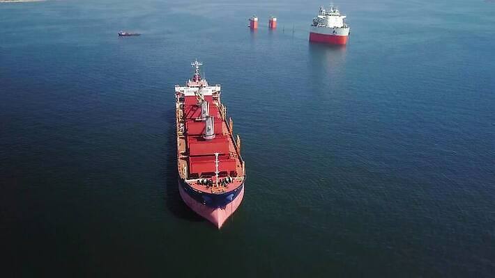 산업 바다 교통시설 모션 항해 안테나 사람없음 빨간색 물 여름 강 하이앵글 화물 큼 화물선 갑판 기중기 무역 함선 상업 수입 4K MP4 해외동영상 클립영상 자연요소 계절 뷰포인트 컬러 교통 배_교통 통신 운송업 중장비 크기 시설 동영상 파일형식