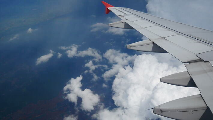 구름 지구 여행 백그라운드 날개 비즈니스 교통시설 자연 하늘 휴가 비행기 안테나 풍경 사람없음 파란색 우주 화물 흰색 공항 땅 항공 속도 상업 제트기 우주산업 스카이라인 항공촬영 대패 수평선 4K MOV 해외동영상 클립영상 자연요소 산업 뷰포인트 컬러 교통 통신 항공교통 대중교통 운송업 시설 생태계 동영상 파일형식