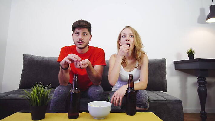 백인 라이프스타일 커플 여자 남자 행복 음료 스포츠 거실 관계 응원 아파트 주택 맥주 함께함 농구 사랑 미소 사람 소년 성인 두명 친구 소파 럭비 축구 텔레비전 게임 알코올 배구 만취 건배 팝콘 하키 핸드볼 리빙 4K MOV 해외동영상 클립영상 서양인 감정 어린이 컨셉 의자 놀이 주류 표정 건물 생활 전자제품 구기 동영상 술취함 파일형식