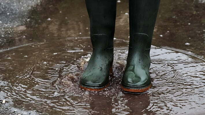 신발 2 놀이 날씨 부츠 사람없음 초록색 물 걷기 젖음 점 쌍 떨어짐 웅덩이 고무 방수 양발 4K MOV 해외동영상 클립영상 자연요소 컬러 컨셉 모션 동영상 파일형식