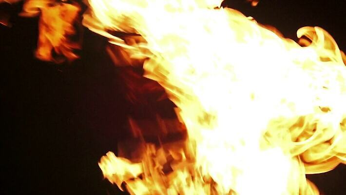 백그라운드 오렌지 모션 자연 벽지 불꽃 따뜻함 사람없음 빨간색 빛 노란색 검은색 힘 에너지 긴급 손전등 뜨거움 고리 더위 야간 위험 모닥불 사건 묘사 벽난로 질감 매움 화재 연료 파열 연소 엘리먼트 점화 지옥 진짜 화상 4K HD MP4 해외동영상 클립영상 자연요소 컬러 컨셉 과일 불 날씨 조명 맛 상처 생태계 동영상 파일형식