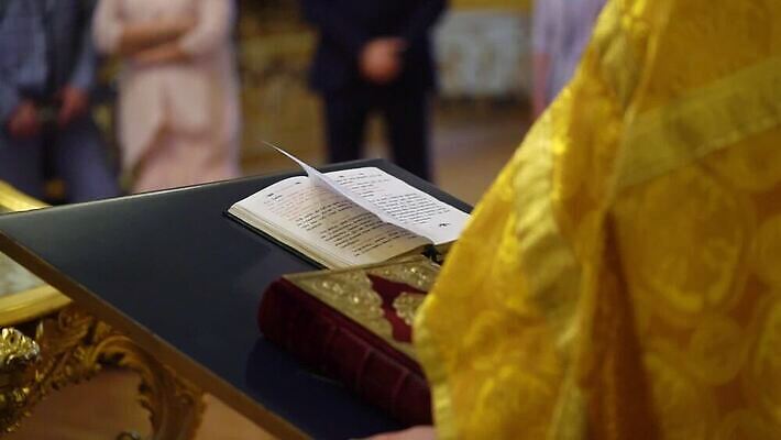 전통 손 기독교 종교 결혼 십자가 실내 사람 내부 책 교회 믿음 성경 기도 예수 의식 아빠 황금 성자 성직자 심볼 연습 묘사 서비스 신성 덩어리 교황 성찬식 성체 신앙심 MOV 해외동영상 클립영상 감정 종교용품 가족 종교건축 이벤트 건물 신체부위 신_종교 동영상 파일형식