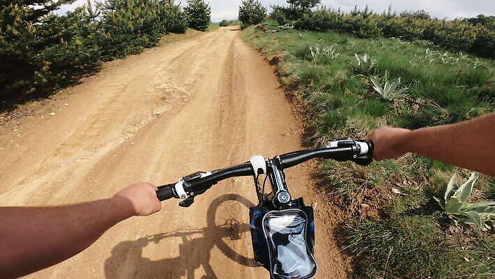 라이프스타일 도로 스포츠 여행 포즈 자국 산 건강 사람 경사 사람없음 목재 초록색 운동 자전거 승차 소프트포커스 숲 언덕 속도 순환 먼지 격려 사이클링 바이크레이서 바이킹 산악자전거 1인칭시점 자극 4K MOV 해외동영상 클립영상 나무 시선 감정 길 컬러 재료 교통시설 모션 촬영기법 생활 바이크 육상스포츠 동영상 파일형식