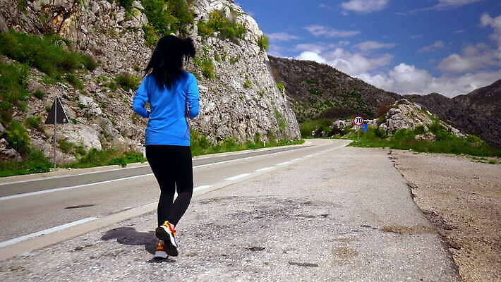 주간 라이프스타일 여자 도로 스포츠 여행 자연 하늘 아침 산 건강 한명 사람 취미 야외 일상 달리기 조깅 여행객 맑음 달리기선수 루트 몬테네그로 자극 4K MOV 해외동영상 클립영상 자연요소 1 길 교통시설 모션 날씨 라이프 생활 운동 생태계 육상선수 동영상 파일형식