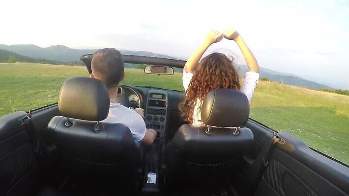 라이프스타일 커플 여자 행복 도로 여행 모션 자동차 휴가 갈색머리 미소 사람 사람없음 야외 여름 친구 햇빛 태양 파티 일몰 기쁨 꿈 운전 운전사 고급 오픈카 자동 MOV 해외동영상 클립영상 자연요소 직업 헤어스타일 계절 감정 길 육상교통 컨셉 관계 교통시설 승용차 표정 이벤트 생활 노을 동영상 파일형식