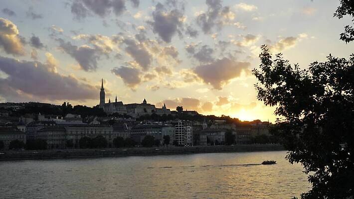 외관 유럽 여행 건축양식 하늘 안테나 파노라마 풍경 사람없음 건물 물 파란색 빛 강 도시풍경 여행객 황혼 일몰 궁전 도시 역사 해충 야간 저녁 언덕 타운 스카이라인 헝가리 국회 고딕 다뉴브강 랜드마크 부다페스트 수도권 옛날 타임랩스 MOV 해외동영상 클립영상 자연요소 건축물 건축 나라 컬러 고건축 통신 촬영기법 사람 노을 벌레 지역 동영상 동유럽 파일형식