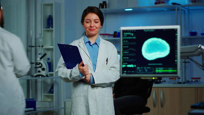 응시 과학 건강 병원 실험 미소 스터디 컴퓨터 약 머리 카메라 스크린 헤드폰 기계 장비 환자 의사 정보 마음 네트워크 엔지니어 실험실 질병 연구원 과학자 뇌 시설 하이테크 개발 스캐너 4K MOV 해외동영상 클립영상 직업 시선 음향기기 의학 기술 표정 신체부위 전자제품 학습 의료진 기술자 동영상 학자 파일형식