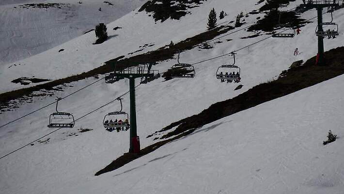 유럽 스포츠 여행 겨울 자연 휴가 스키 산 사람없음 야외 계곡 얼음 추위 흰색 스페인 정상 고도 언덕 휴양지 스키선수 지역 아라곤 내추럴 랜드마크 눈내림 4K MP4 해외동영상 클립영상 자연요소 계절 나라 컬러 겨울스포츠 운동선수 눈_날씨 장소 생태계 동영상 파일형식