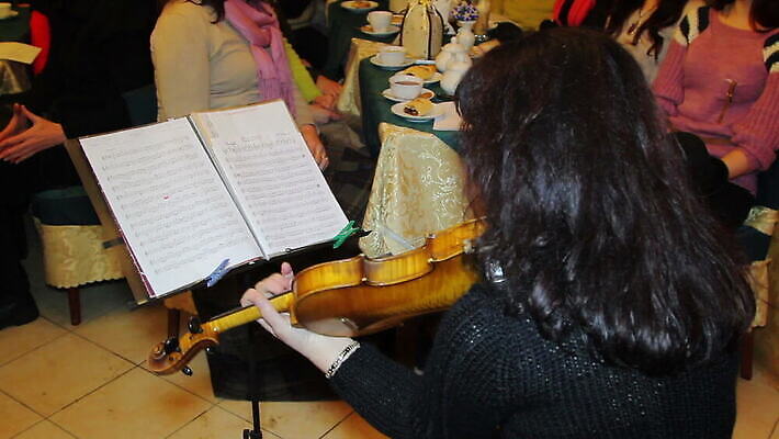 직업 줄 악기 음악 놀이 실내 미술 사람없음 목재 소리 콘서트 공연 음악가 기구 클래식 바이올린 예술가 첼로 바이올리니스트 오케스트라 교향곡 멜로디 뮤지컬 비올라 완벽 플레이어 MOV 해외동영상 클립영상 나무 컨셉 재료 현악기 문화예술 이벤트 내부 연주자 악단 동영상 파일형식 찰현악기