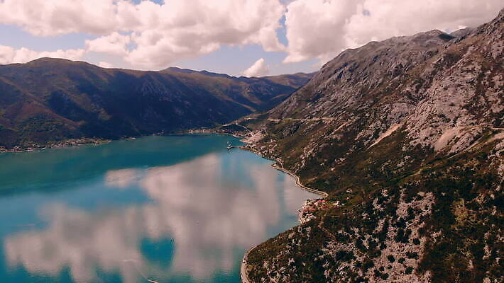 바다 여행 자연 하늘 휴가 산 안테나 파노라마 사람없음 야외 물 파란색 햇빛 침묵 놀람 만 정상 지중해 휴양지 타운 스카이라인 항공촬영 드론 몬테네그로 MOV 해외동영상 클립영상 자연요소 감정 뷰포인트 컬러 통신 촬영기법 표정 태양 소리 장소 도시 생태계 동영상 파일형식