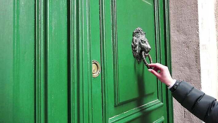 손 건축양식 주택 손잡이 목재 장식 문 금속 이탈리아 수확 골동품 화려 역사 철 묘사 부식 복고 잠금 대문 베네치아 문고리 그런지 노크 옛날 스타일 4K HD MP4 해외동영상 클립영상 나무 건축 유럽 컨셉 농업 재료 재질 건물 신체부위 보안 동영상 파일형식