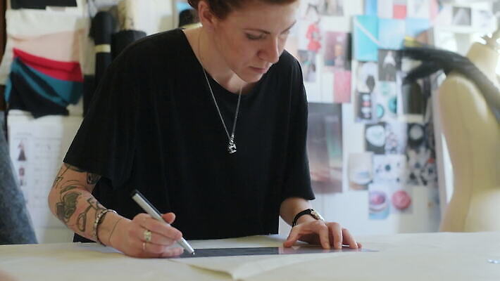 백인 실내 자 창조 한명 연필 이탈리아 작업 작업실 측정 그림 밀라노 4K MOV 해외동영상 클립영상 서양인 1 유럽 문구용품 학용품 사람 내부 필기구 동영상 파일형식