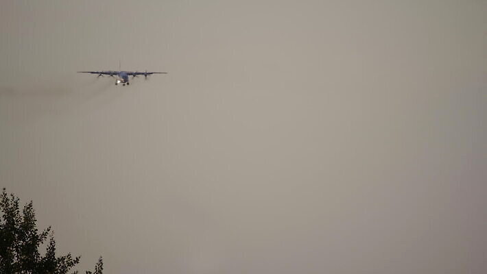 산업 날개 교통시설 자국 하늘 비행기 사람없음 야외 힘 화물 비행 공항 파일럿 공군 도착 항공 군용 프로펠러 싸움 전쟁 제트기 육군 엔진 기어 대패 착륙 접근 4K MOV 해외동영상 클립영상 직업 교통 항공교통 모션 대중교통 군대 운송업 시설 동영상 파일형식