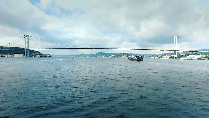 유럽 아시아 바다 여행 비즈니스 건축양식 교통시설 자연 이스탄불 항해 풍경 사람없음 야외 건물 물 파란색 도시풍경 맑음 도시 보트 중앙 동쪽 칠면조 보스포루스 수도권 옛날 4K MOV 튀르키예 해외동영상 클립영상 자연요소 건축물 건축 나라 컬러 교통 조류 날씨 배 방향 시설 생태계 지역 동영상 선박 파일형식