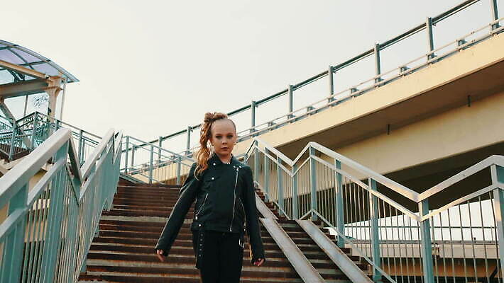 백인 모델 1 라이프스타일 응시 옷 여자 산업 얼굴 거리 한명 사람 야외 10대 청춘 금발 뷰티 유행 걷기 계단 검은색 재킷 도시 시원함 가죽 그런지 바이크레이서 펑크 스타일 MOV 해외동영상 클립영상 서양인 헤어스타일 시선 컬러 컨셉 모션 청소년 생활 신체부위 외투 동영상 파일형식