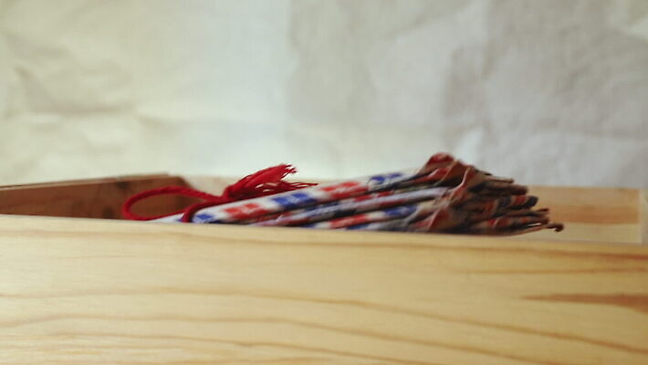 감정 리본 컨셉 포장 통신 관계 봉투 주택 사람없음 내부 상자 햇빛 갈색 낭만 추위 메시지 연결 신비 이별 편지 향수 오브젝트 복고 엽서 패키지 수납 짐싸기 유지 숨김 국제우편 옛날 편지쓰기 MOV 해외동영상 클립영상 컬러 건물 태양 화장품 기록 우편물 동영상 파일형식