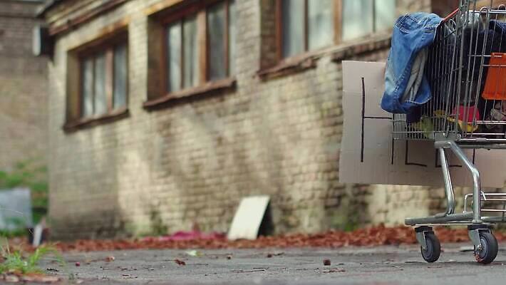 가방 거리 한명 서기 사람 야외 뒷모습 카트 추위 코트 도시 좌절 밀기 가난 버리기 문제 거지 구걸 노숙자 우울증 헬프 4K MP4 해외동영상 클립영상 1 잡화 감정 뷰포인트 컨셉 모션 외투 도움 질병 동영상 파일형식