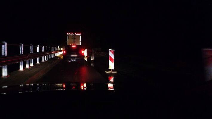 산업 도로 여행 비즈니스 교통시설 모션 자동차 전등 풍경 사람없음 물 어둠 운전 트럭 화물 업무 고속도로 상품 야간 저녁 위험 컨테이너 사인 짐차 무거움 트레일러 물류 지연 공급 1인칭시점 4K MP4 해외동영상 클립영상 자연요소 시선 길 육상교통 교통 컨셉 조명 운송업 작업 무게 시설 동영상 파일형식