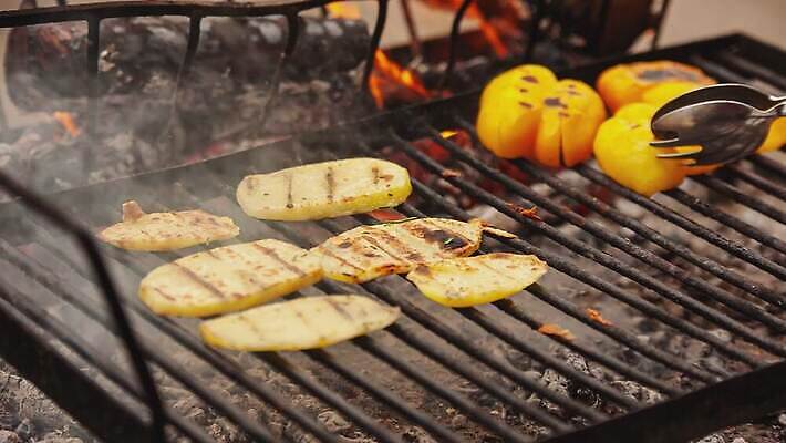 접시 음식 백그라운드 다이어트 토마토 채소 불 양파 건강 요리 사람없음 빨간색 초록색 여름 주방 식당 식사 저녁식사 샐러드 흰색 신선 뜨거움 꼬치 연기 맛 그릴 바비큐 굽기 먹기 준비 날것 후추 점심식사 채식주의자 맛있는 4K MOV 해외동영상 클립영상 자연요소 식기 계절 컬러 컨셉 모션 주방용품 상점 구이 향신료 채식 동영상 파일형식