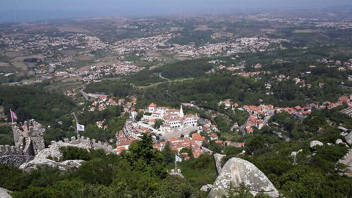 유럽 여행 건축양식 파노라마 풍경 사람없음 건물 도시풍경 정원 도시 성 역사 포르투갈 폐허 장면 타운 스카이라인 랜드마크 신트라 4K MOV 해외동영상 클립영상 건축물 건축 나라 촬영기법 동영상 파일형식
