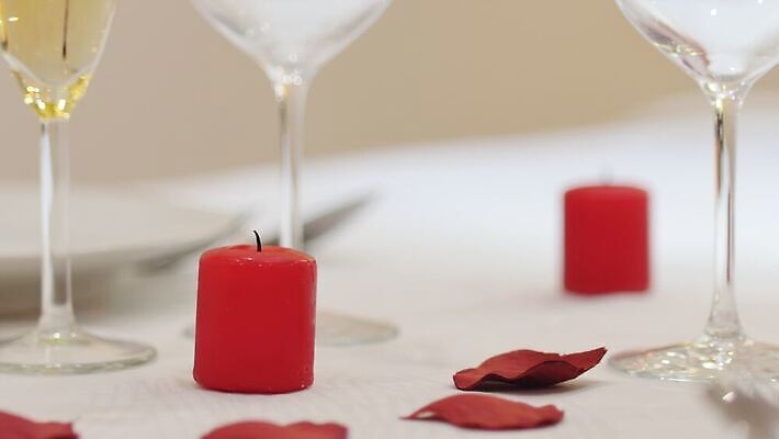 디자인 계절 기념일 꽃잎 꽃 행복 음식 컬러 결혼 백그라운드 컨셉 촛불 탁자 불 휴가 불꽃 발렌타인데이 선물 사랑 이벤트 사람없음 장식 빨간색 뷰티 장미 와인 저녁식사 낭만 벚꽃 흰색 하트 축하 심볼 문학 고립 4K MP4 해외동영상 클립영상 자연요소 모양 식물 감정 가구 초 데이이벤트 주류 식사 동영상 파일형식