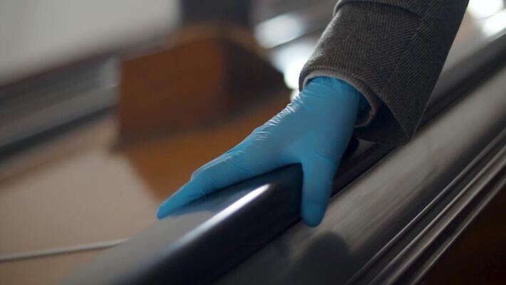 백인 라이프스타일 손 여자 여행 장갑 컨셉 교통시설 실내 한명 안전 사람 성인 약 건강관리 도시 바이러스 닫기 전철 보호 질병 위험 예방 감염 에스컬레이터 승객 지하 일반 전염병 철책 코로나바이러스 4K MP4 해외동영상 클립영상 서양인 1 잡화 육상교통 교통 의학 모션 대중교통 건강 관리 내부 생활 신체부위 시설 동영상 파일형식