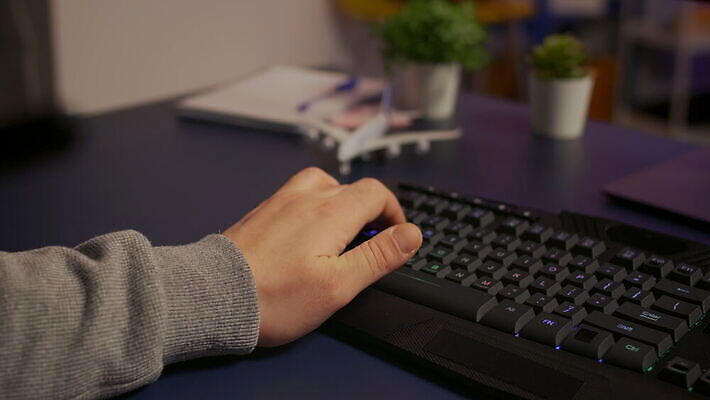 직업 인터넷 놀이 탁자 전등 주택 사람없음 그래픽 빛 컴퓨터 디지털 스크린 경쟁 방 게임 키보드 네트워크 닫기 야간 사이버 사수 온라인 동영상 비디오게임 키패드 토너먼트 힘찬 가상 주도 4K MOV 해외동영상 클립영상 자연요소 가구 컨셉 모션 조명 건물 전자제품 예절 파일형식