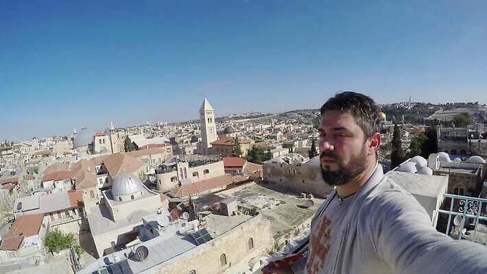나무 구름 종교 벽 여행 십자가 건축양식 하늘 산 주택 한명 건물 도시풍경 교회 도시 사찰 역사 황금 중앙 이슬람교 땅 신성 타운 첨탑 동쪽 스카이라인 랜드마크 사당 신앙심 예루살렘 옛날 이스라엘 팔레스타인 4K MP4 해외동영상 클립영상 자연요소 식물 1 건축물 건축 중동 종교건축 사람 풍경 탑 방향 동영상 서아시아 파일형식