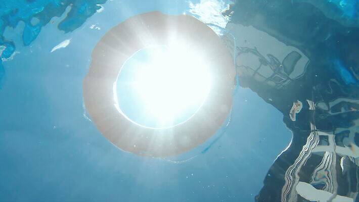 밧줄 여행 백그라운드 오렌지 휴가 경비 안전 사람없음 빨간색 물 파란색 햇빛 태양 수중 수영 장비 벨트 긴급 반지 도움 원형 구출 보호 위험 당구 휴양지 보안 부표 구명용품 안전요원 헬프 4K MOV 해외동영상 슬로모션 클립영상 자연요소 도형 잡화 줄 컬러 컨셉 과일 장신구 촬영기법 구기 장소 수상스포츠 안전장비 동영상 파일형식