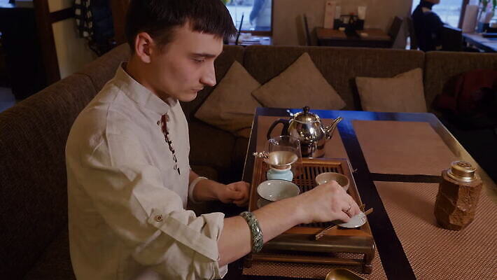 전통 잎 주류 집게 한명 옆모습 일본 중국 화목 도자기 황금 붓기 맛 녹차 준비 향기 냄새 아로마 서빙 점토 청동 주인 우롱차 투입 핸드메이드 MOV 해외동영상 클립영상 식물 1 아시아 음료 뷰포인트 컨셉 모션 사람 차_음료 동영상 파일형식