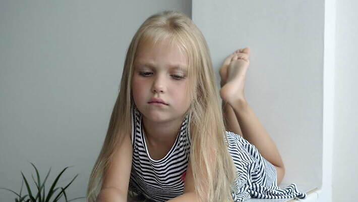 백인 응시 여자 얼굴 어린이 생각 한명 사람 추위 슬픔 표현 배고픔 신학기 혼자 4K MOV 해외동영상 클립영상 서양인 1 시선 감정 신체부위 동영상 파일형식