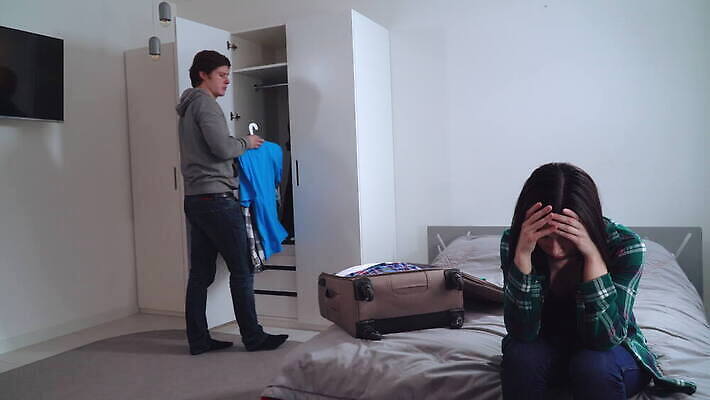 커플 옷 여자 남자 가족 관계 결혼식 남편 아파트 주택 사랑 사람 성인 내부 두명 여행가방 분노 아내 플랫 싸움 문제 짐싸기 나쁜 소셜 이혼 줄서기 트러블 4K MOV 해외동영상 클립영상 감정 결혼 가방 모션 건물 동영상 파일형식