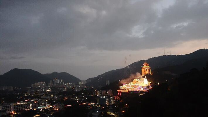 전통 문화 여행 불교 휴가 중국문화 사람없음 건물 가로 컬러풀 축제 어둠 축하 사찰 빛망울 말레이시아 랜드마크 춘절 타임랩스 페낭 MOV 해외동영상 클립영상 동양문화 건축물 명절 아시아 종교 컬러 외국문화 컨셉 종교건축 촬영기법 빛 중국전통 동영상 파일형식 기념일 건축 나라 중국 이벤트