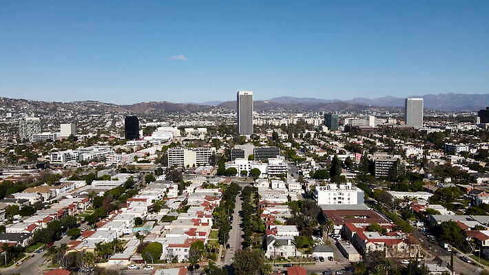 나무 도로 교통시설 자동차 하늘 천사 거리 아파트 주택 건설업 사람없음 야외 건물 초록색 파란색 탑 고층빌딩 미국 도시 뜨거움 도심 중앙 빌라 캘리포니아 지역 커뮤니티 스카이라인 이웃 할리우드 로스앤젤레스 개발 교외 조감도 4K MOV 해외동영상 클립영상 식물 건축물 산업 길 육상교통 컬러 교통 북아메리카 빌딩 시설 동영상 파일형식