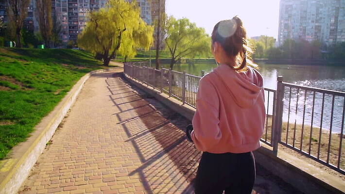 주간 라이프스타일 여자 거리 건강 한명 야외 뒷모습 30대 운동복 달리기 조깅 햇빛 MOV 해외동영상 슬로모션 클립영상 자연요소 1 옷 뷰포인트 모션 촬영기법 사람 생활 장년 운동 태양 동영상 파일형식