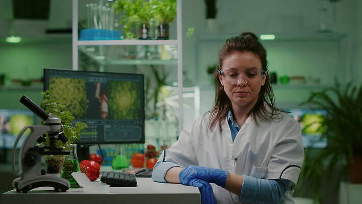 식물 과학 농업 자연 회의 실험 사람없음 초록색 약 의사 코트 실험실 DNA 생명공학 연구원 과학자 시험관 에코 유기농 생물학 미생물 튜브 온라인 조제 개발 묘목 바이오 생태학 영상통화 유전 유전자변형 화학자 1인칭시점 4K MOV 해외동영상 클립영상 나무 직업 웰빙 시선 교육 산업 컬러 비즈니스 의학 생물 실험기구 환경 외투 의료진 생태계 만들기 통화 동영상 학자 파일형식