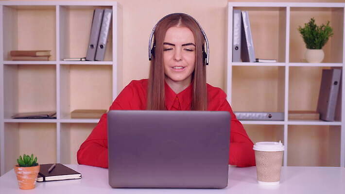 직업 라이프스타일 행복 감정 음악 이동 회사 비즈니스 모션 성공 노동자 직장 창조 한명 미소 사람 사무실 헤드폰 기쁨 듣기 댄서 축하 표현 춤 업무 비즈니스우먼 발표 시원함 스마트 즐거움 만족 흥분 펑키 바보 표현성 자극 4K MOV 해외동영상 클립영상 1 여자 음향기기 컨셉 문화예술 표정 생활 작업 직장인 동영상 파일형식