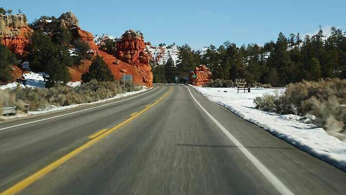도로 여행 겨울 곡선 자동차 자연 유리 산 항해 사람없음 빨간색 노란색 미국 운전 고속도로 황무지 인도인 탈출 산등성이 지역 애리조나 루트 방법 시온산 자동 수평선 4K MP4 해외동영상 클립영상 외국인 계절 길 선 육상교통 컬러 컨셉 북아메리카 배_교통 교통시설 모션 재질 동양인 생태계 동영상 파일형식